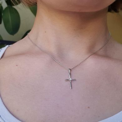 Срібний хрестик тоненький з одним каменем посередині