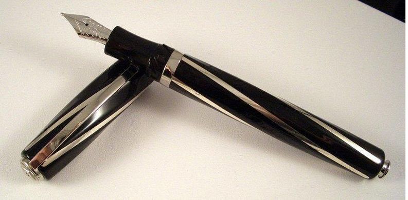 Ручка пір'яна Visconti 26702PDA56F Divina Black FP Medium 23KT F
