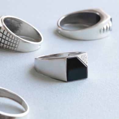 Мужской перстень серебряный с черным ониксом и белыми фианитами 21.5