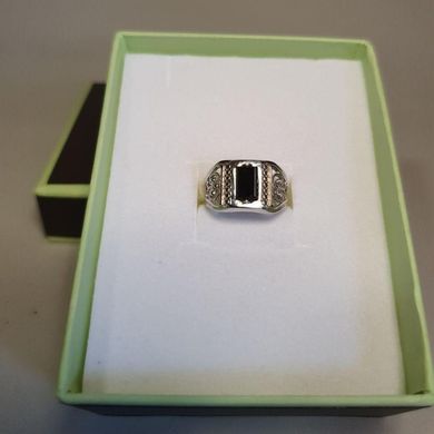 Чоловічий перстень срібний з чорним прямокутним оніксом і орнаментом 19.5