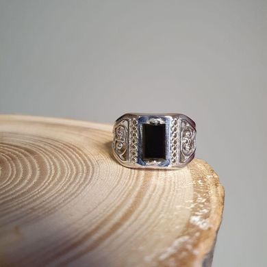 Мужской перстень серебряный с черным прямоугольным ониксом и орнаментом 20