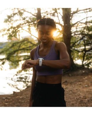 Смарт-годинник Garmin Forerunner 165 Music, силіконовий ремінець кольору туманно-сірий/білий камінь